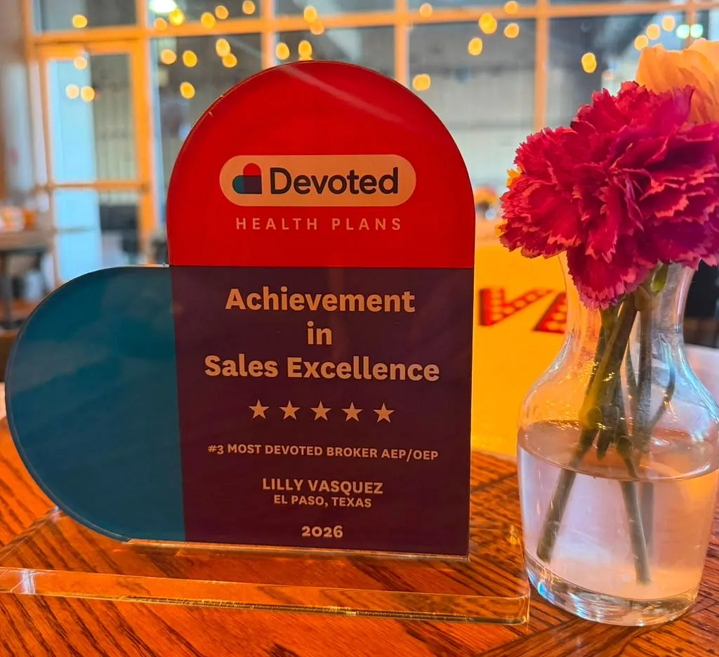 Trofeo corazón rojo de Devoted Health por excelencia en ventas