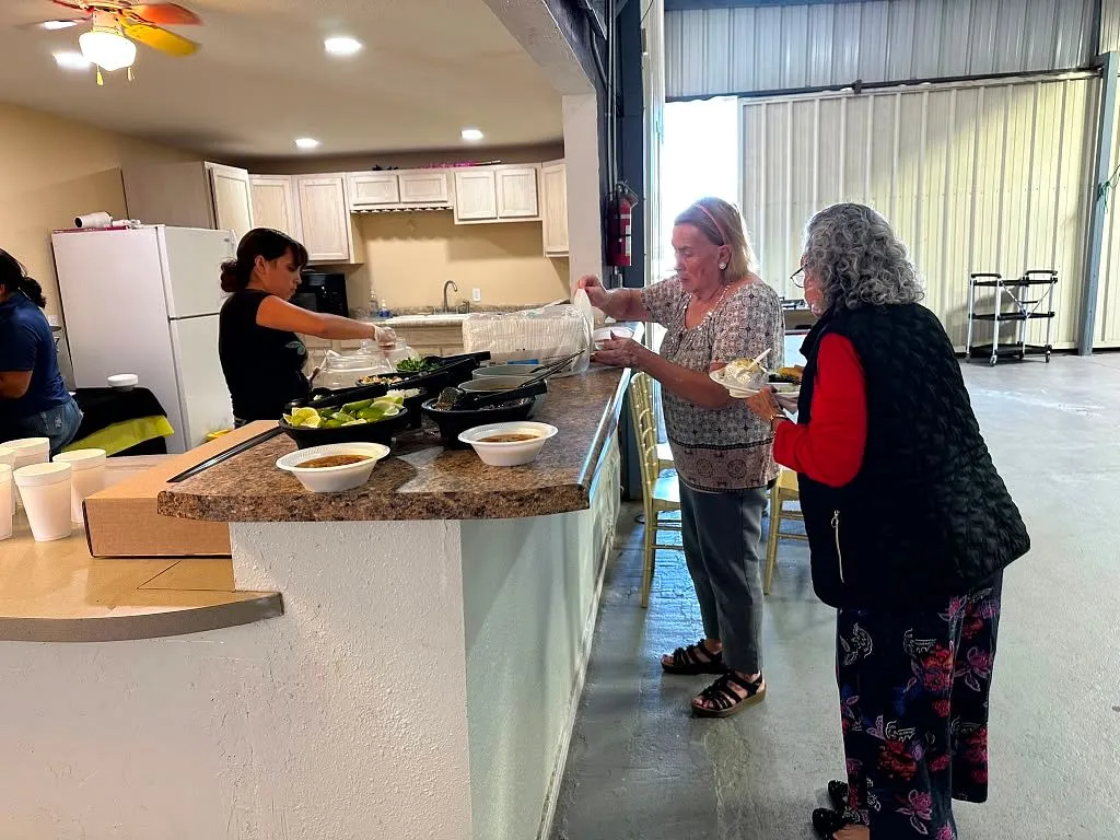 Sirviendo comida a la comunidad durante el evento