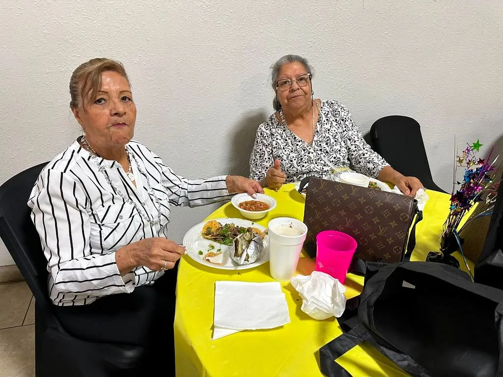 Dos clientas mayores en el almuerzo de aniversario