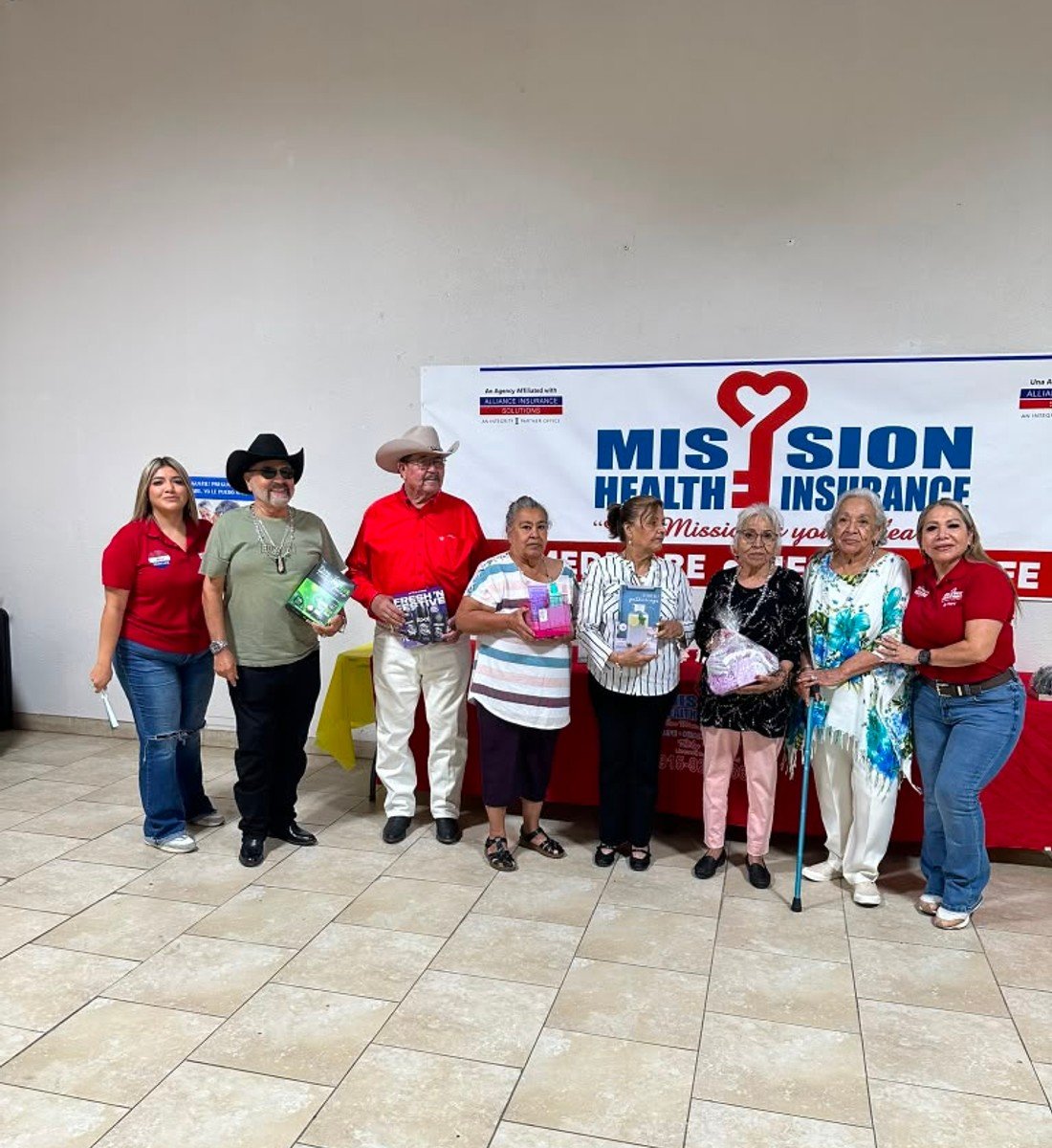 Lily Vásquez atiende a la comunidad en el módulo de Mission Health Insurance