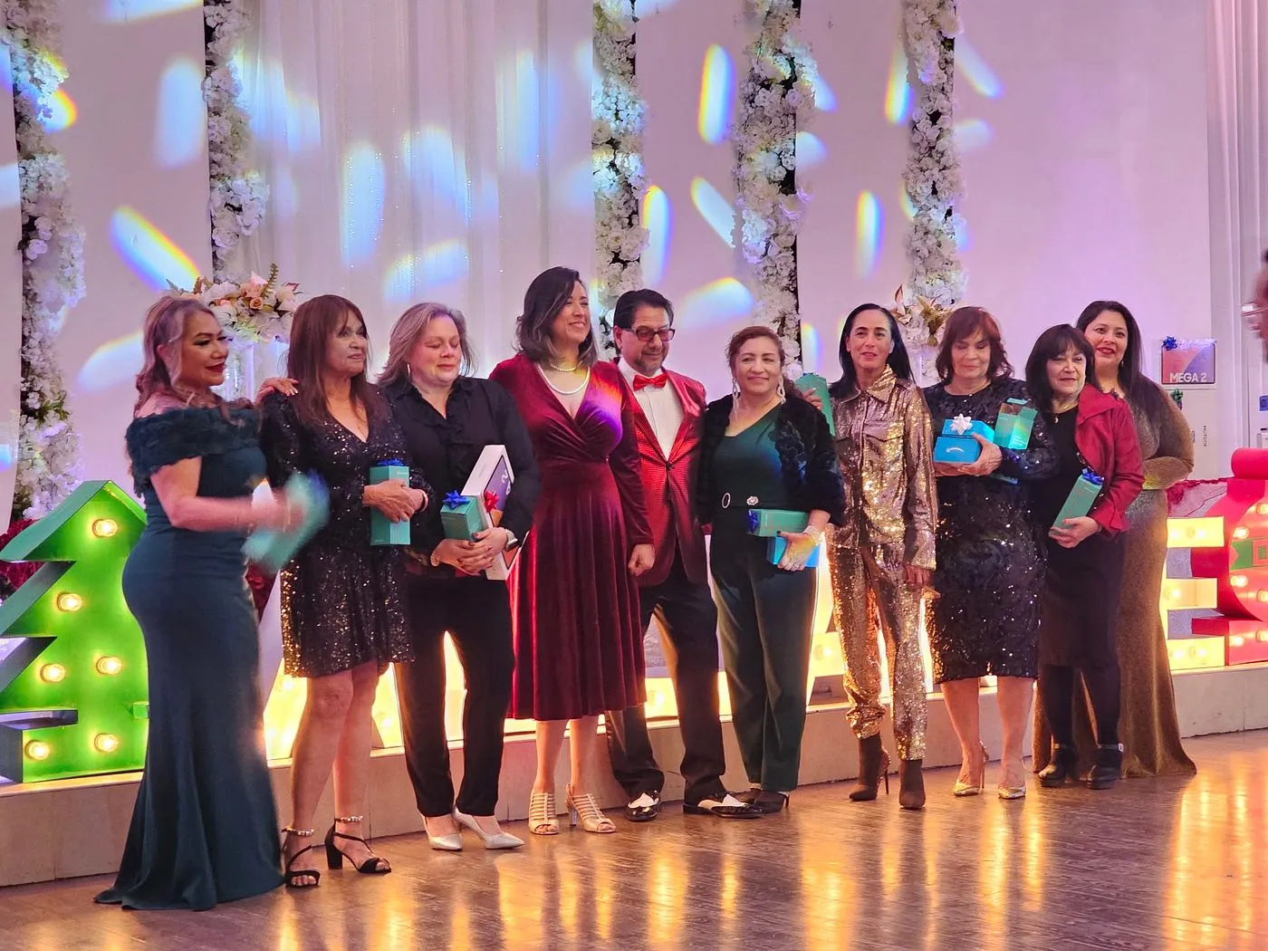 El equipo en el escenario de la gala anual