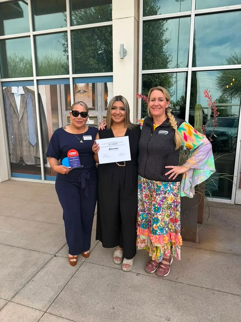 Lily Vásquez y colegas recibiendo un certificado de Devoted Health