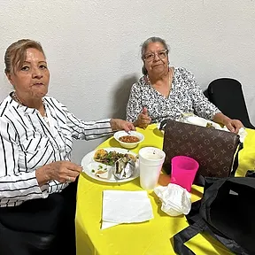 Almuerzo comunitario con clientas de Mission Health Insurance