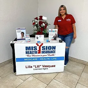 Lily en el stand de Mission Health Insurance
