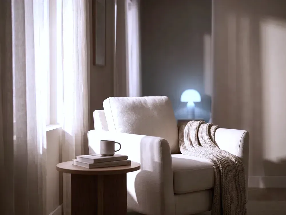 Rincón de hogar calmo con luz azul suave, planes médicos de Obamacare