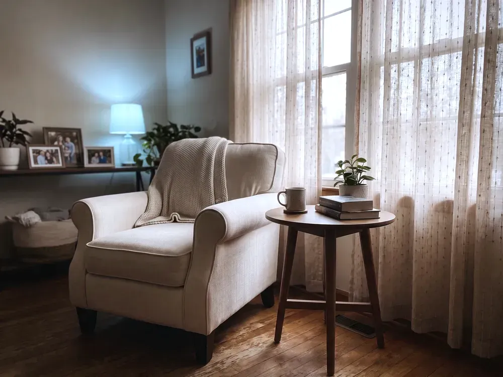 Sala cálida de hogar con retratos de familia, servicio de seguros de vida